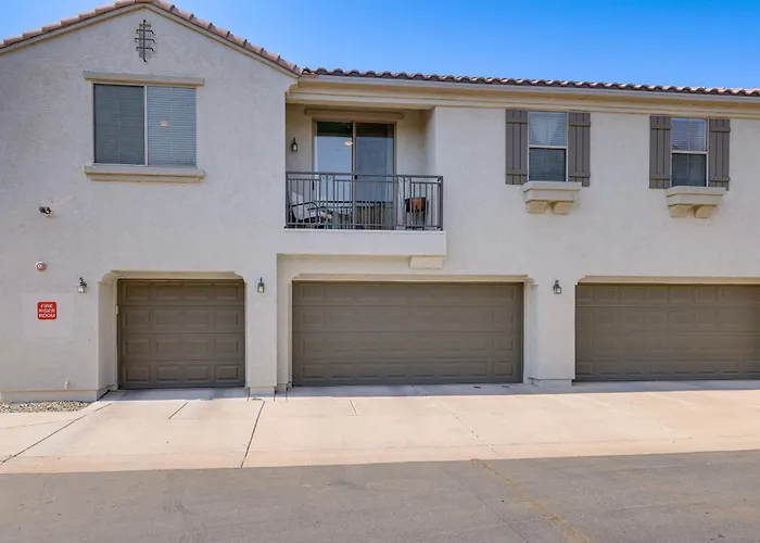 Holiday home Relax Poolside, Explore South Mtn! Extended Escape
