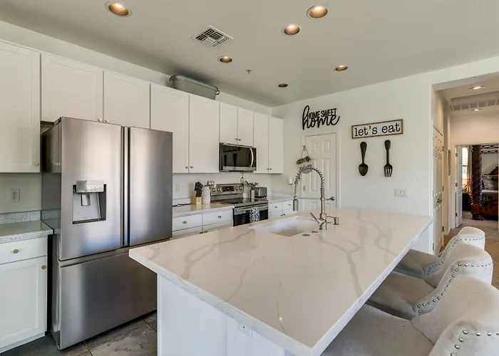 Holiday home Relax Poolside, Explore South Mtn! Extended Escape *