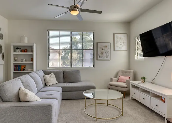 Holiday home Relax Poolside, Explore South Mtn! Extended Escape