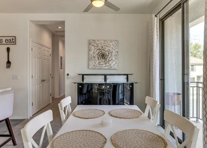 Holiday home Relax Poolside, Explore South Mtn! Extended Escape